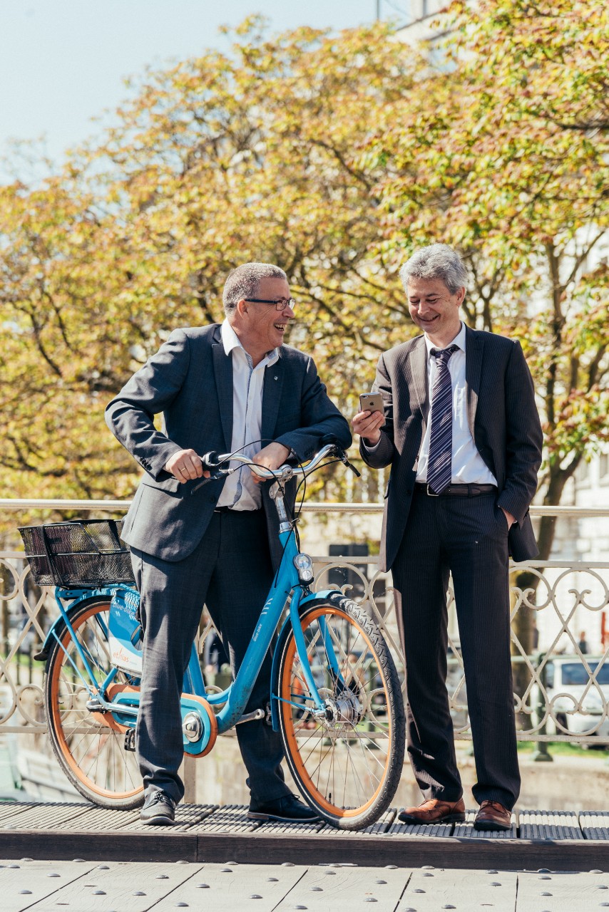 À l’heure actuelle, la mobilité ne peut plus se résumer à fournir une voiture et une carte carburant aux travailleurs De nombreux déplacements en voiture ou véhicule de leasing peuvent tout à fait s’effectuer plus rapidement, mais aussi moins cher à vélo et en transports en commun ou partagés.