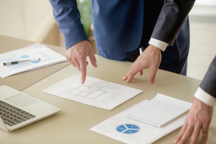 Onroerend goed privé kopen Adviseur legt een plan uit voor een huis kopen op de zaak