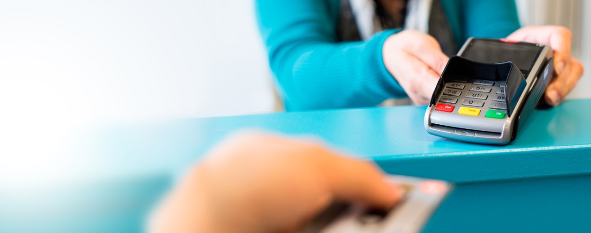 Fragen Zu Ihrer Debitkarte Kbc Bank Versicherung Apple pay allows owners of an iphone 6 or an apple watch to pay by touching their devices on contactless pads. fragen zu ihrer debitkarte kbc bank