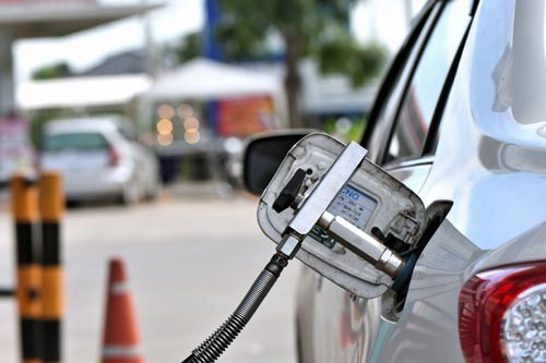 CNG-auto Met een CNG-auto rij je aan lage snelheid volledig elektrisch, aan hogere snelheid op brandstof. Puur elektrisch is de afstand beperkt tot hooguit 5 kilometer.