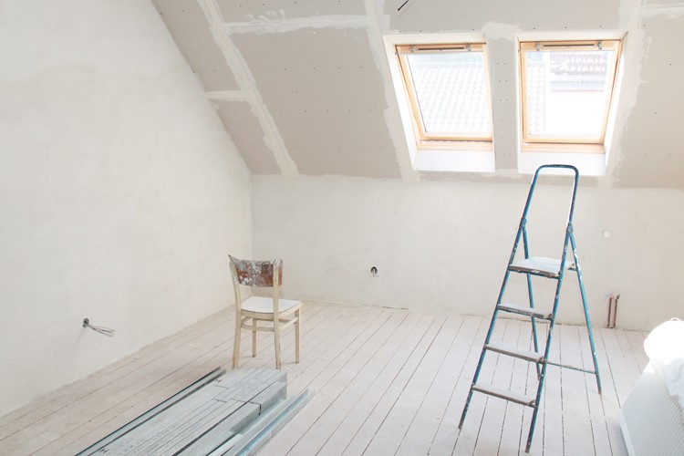 Renovatie van een zolderkamer Gerenoveerde zolder