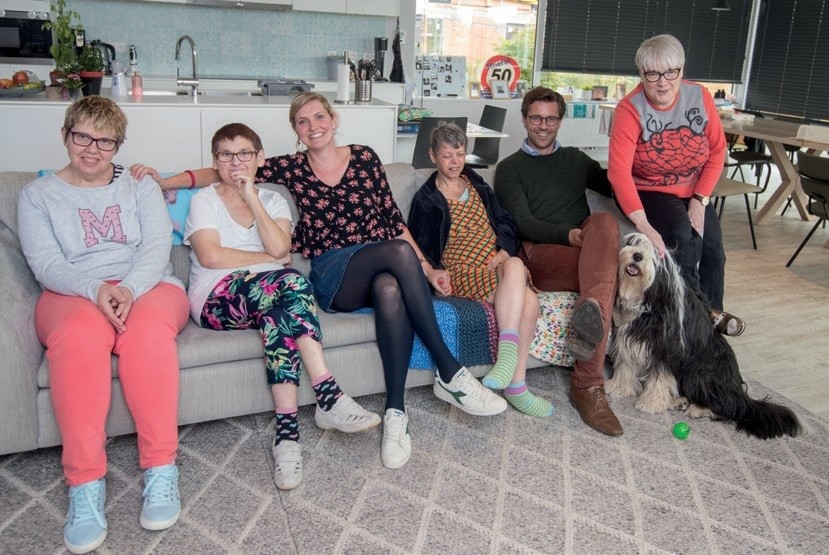 Marijke De Clerq en Michiel Maeyaert samen met enkele bewoners